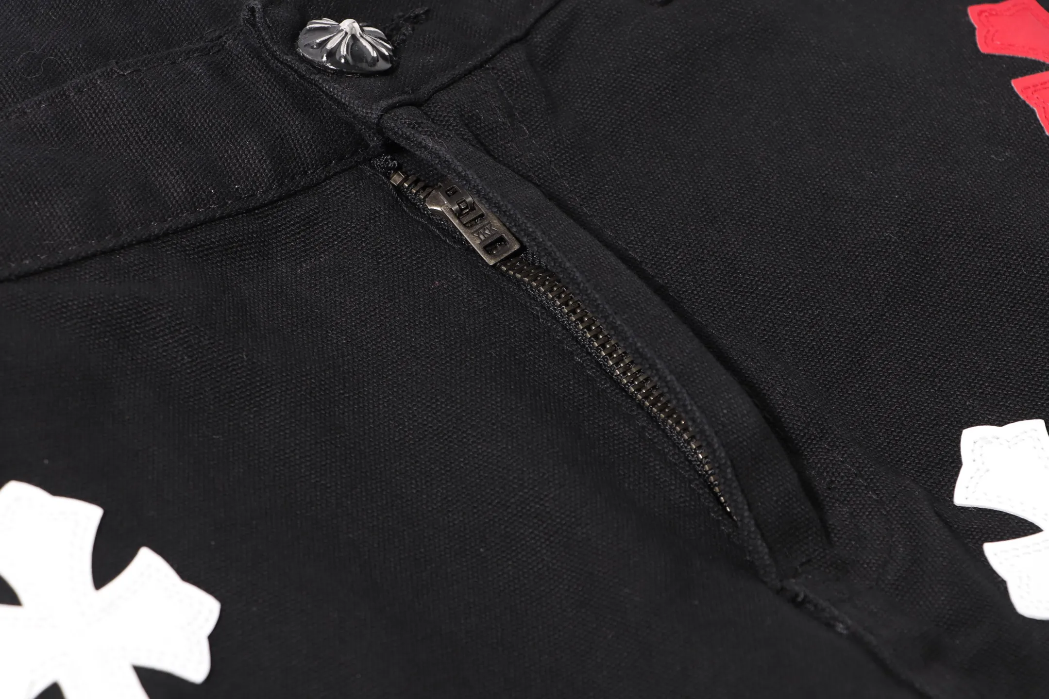 P260 model number: H25 Croxin & 𝐂𝐡𝐫𝐨𝐦𝐞 𝐇𝐞𝐚𝐫𝐭 ss25 black trousers, red and white leather button jeans, styles with different wash textures, very friendly to people with thin legs, and the slightly flared version perfectly modifies the leg shape The timeless and moderate length makes it easy to match and match. It is the basis for various styles and is a must-have in your wardrobe! The fabric is stiff but also makes the upper body soft without losing texture. The washing process is even more perfect. It is a must-have item for everyone! ! ! Washed wheat, hang tag, pants label, three labels complete Color: black Size: 28-30-32-34-36
